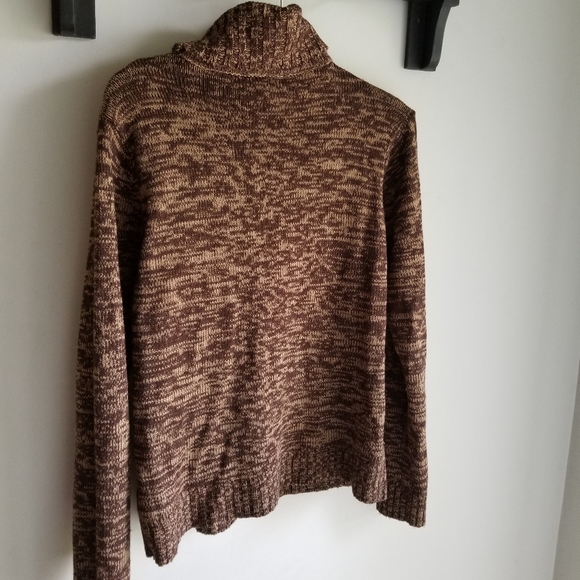 👚 TURTLE NECK SWEATER - Picture 2 of 9